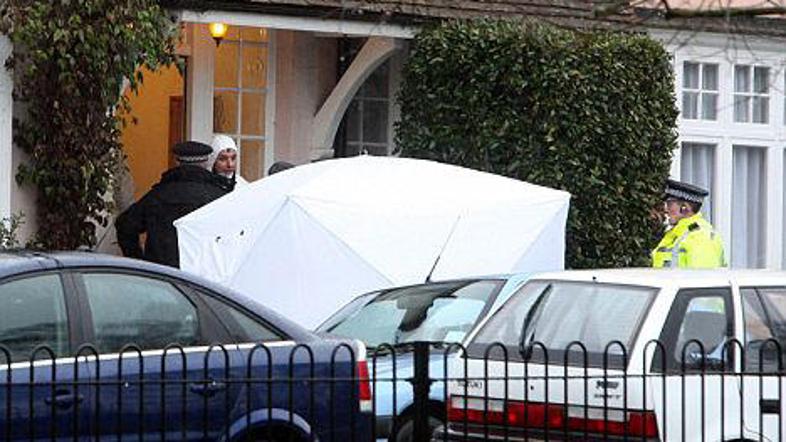 Preiskovalci pred hišo, v kateri je prišlo do družinske tragedije. (Foto: Daily 