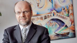 Predlog o ukinitvi dopolnilnega zdravstvenega zavarovanja razburja zavarovalnice