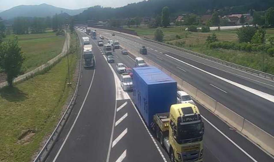 Na "primorki" je hudo počilo, pot se podaljša za uro