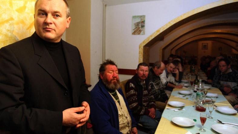 Franc Kangler je med kosilom brezdomce pozval, naj izpolnijo obrazce za akcijo D