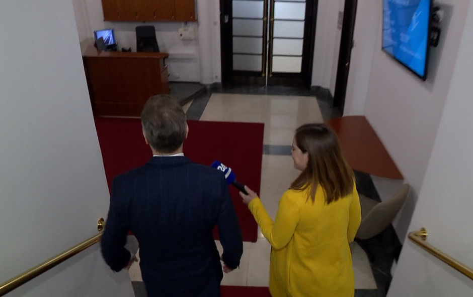 Nika Kunaver lovi premierja Golob | Avtor: Zajem zaslona/Pop TV