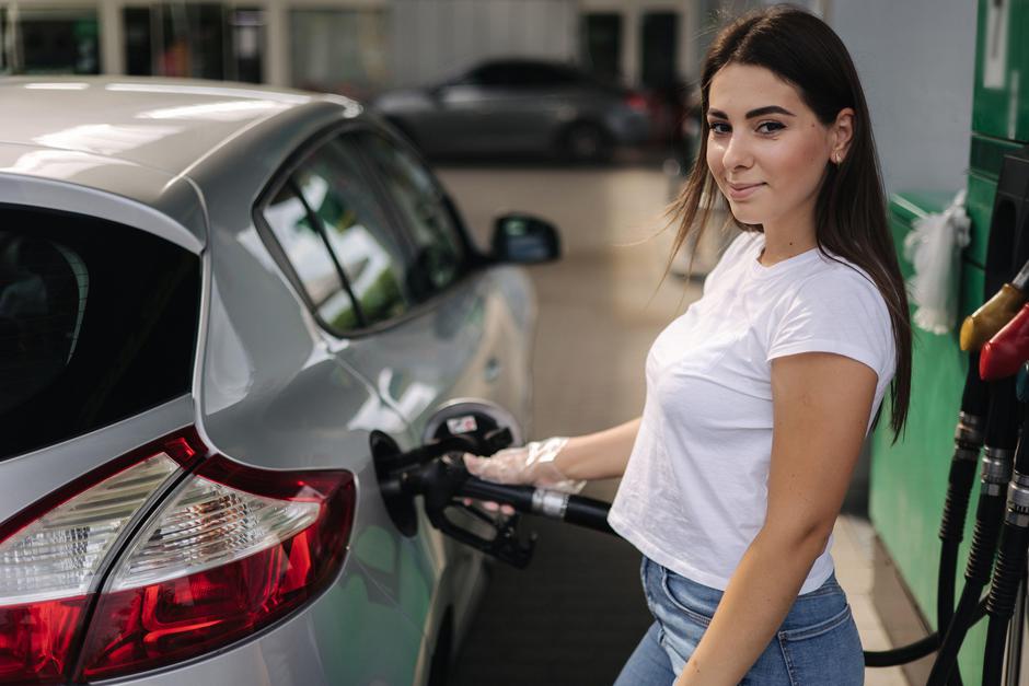 Bencinska črpalka točenje goriva | Avtor: Profimedia