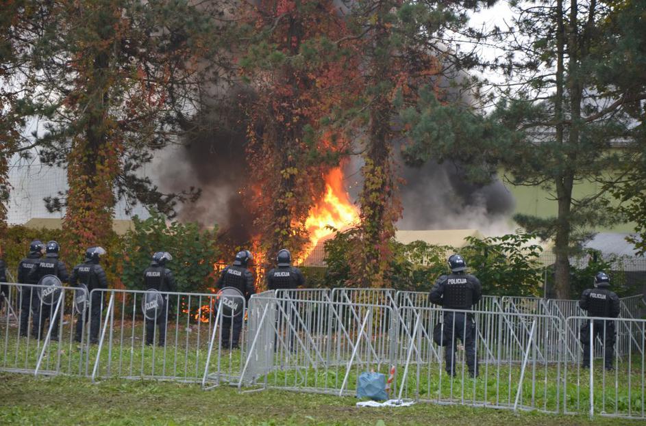 požar v begunskem centru 