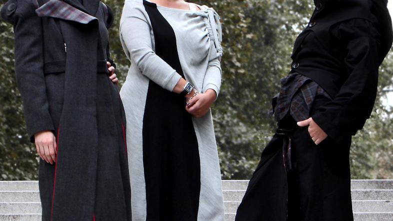 Ivona Martinko (v sredini) z mankenakama, ki sta predstavile njene multifunkcion