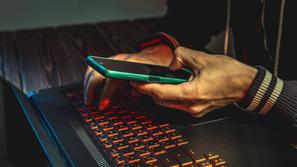 spletna prevara spletna goljufija računalnik mobilni telefon