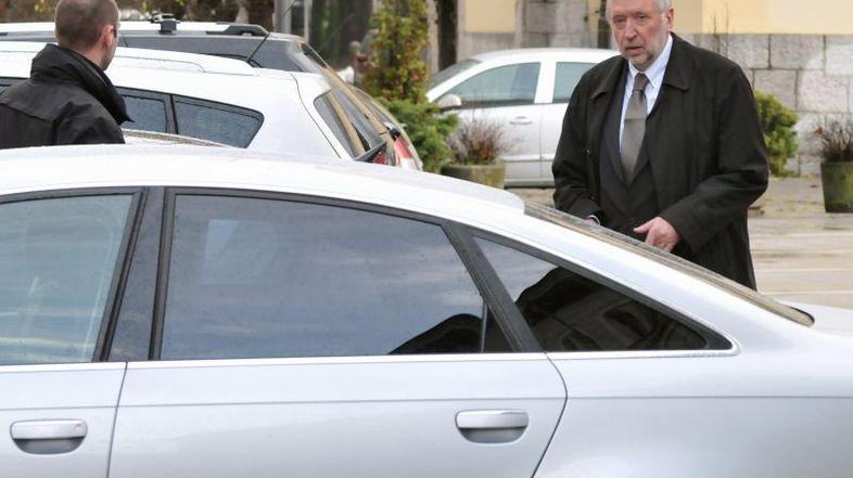 Rupel meni, da je bila "zadeva s službenim vozilom raziskana in končana že davno