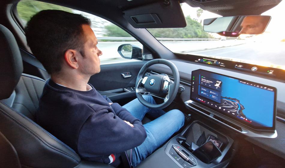 VIDEO: Pri 120 km/h smo pritisnili tipko in izpustili volan iz rok