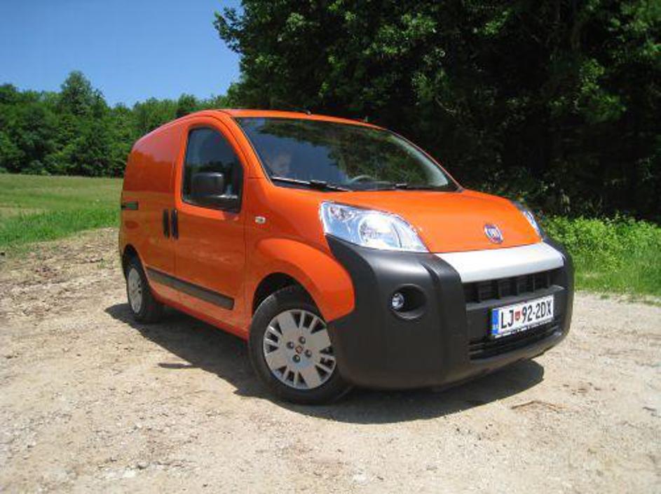 Opremska paketa, namenjena slovenskemu trgu, sta dva, in sicer base ter elegant.