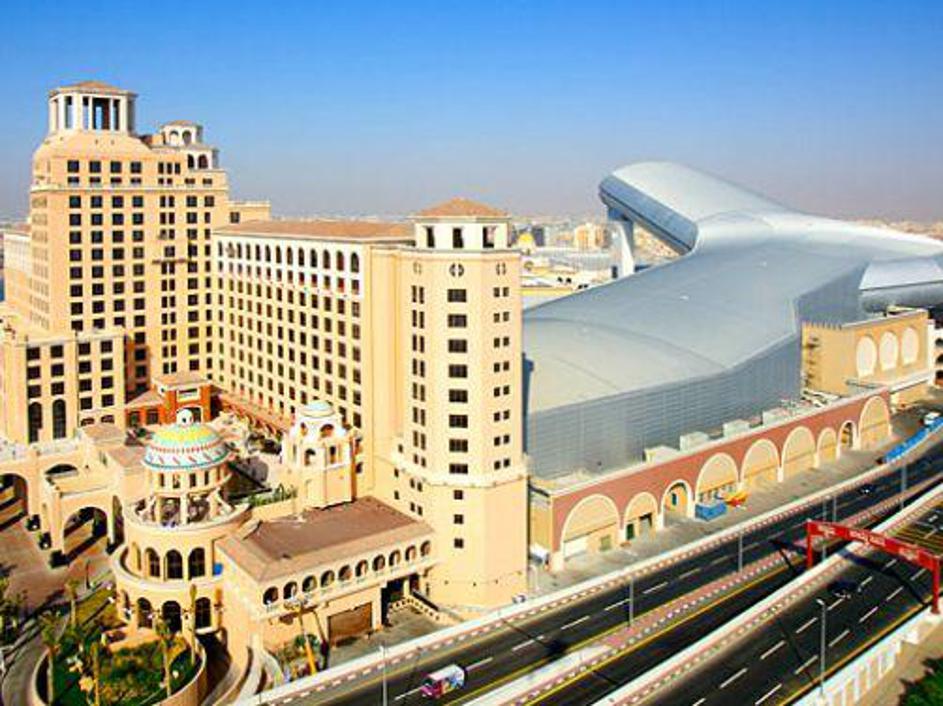 Nakupovanje in smučanje družno praznita denarnice v nakupovalnem raju Mall of th