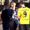 Lewandowski oponašalec šala poljubi punce dekleta ženske Dortmund Borussia