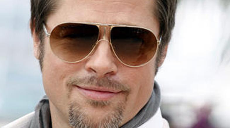 Brad je po okvari motorja moral dvigniti palec.