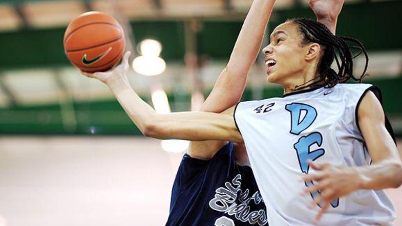 To je 19-letna košarkarica, ki zabija - Brittney Griner, brucka univerze Baylor.