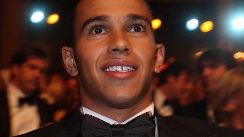 Lewis Hamilton pred medijskimi reflektorji beži v Švico.