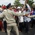 Prvi maj, praznik dela, V Kambodži so morali policisti tako zaustaviti delavce, 
