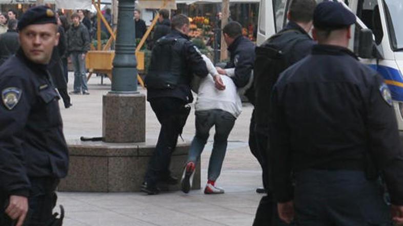 Moški, ki naj bi v zlatarni ubil svojega izsiljevalca, se je predal policiji.