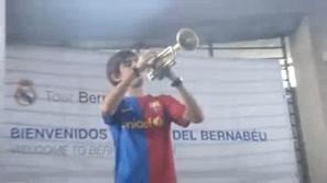 Takole je sredi Madrida trobil mladi navijač Barcelone. (Foto: YouTube)