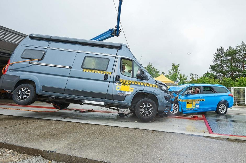 trk avtodoma in osebnega avtomobila | Avtor: AMZS