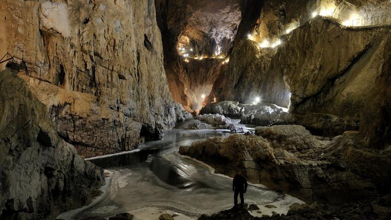 Šumeča jama pozimi