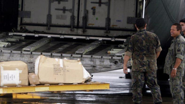 Na vojaška letala so naložili tudi vreče za trupla, če bi našli posmrtne ostanke