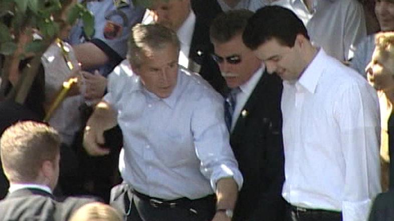 Bush na tej fotografiji še nosi uro. (Foto: Reuters)