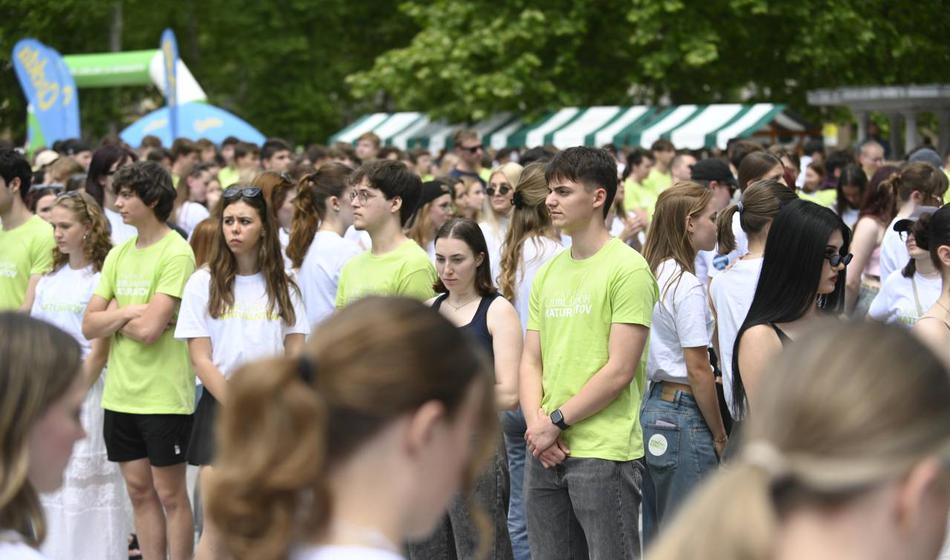 Med maturantsko parado počastili umrlo dijakinjo