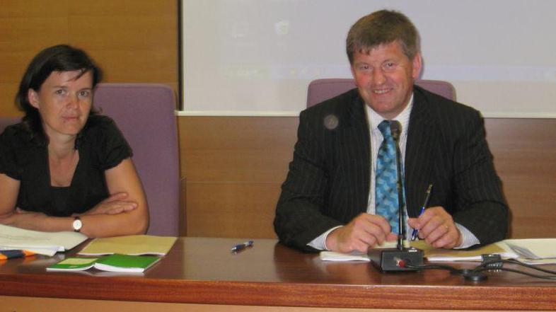 Franci Bogovič (ob njem direktorica občinske uprave Melita Čopar) je prepričan, 