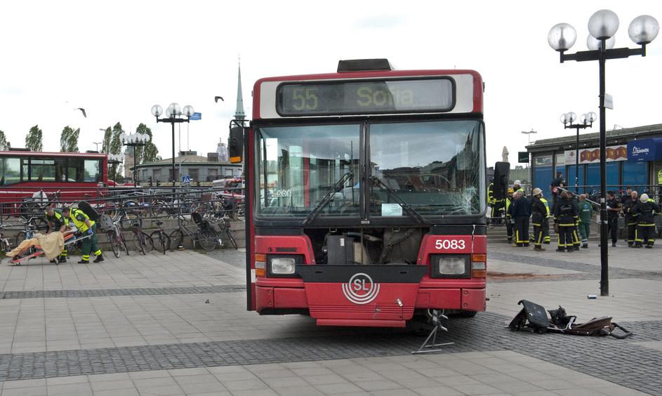 Avtobus je zapeljal v ljudi. (Foto: Epa)