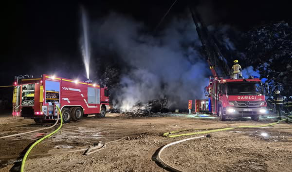 Gasilci v goreči hiši našli moškega, a žal prepozno