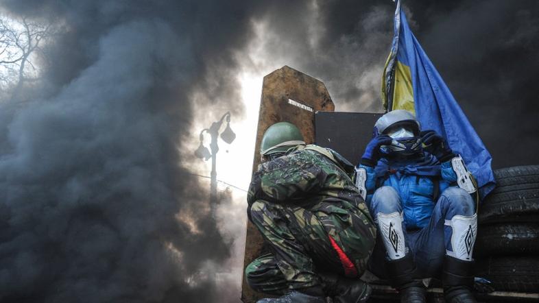 Ukrajina Kijev protesti zažgan avtobus