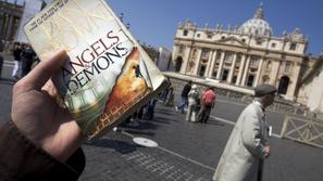 Vatikan, ki naj bi mu v knjigi Dana Browna Angeli in demoni z antimaterijo iz Ce