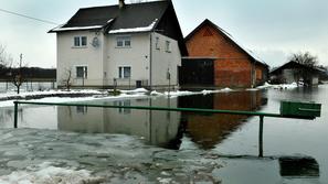 Poplave na Ljubljanskem barju se bodo zadržale še nekaj dni. Kraška polja bodo š
