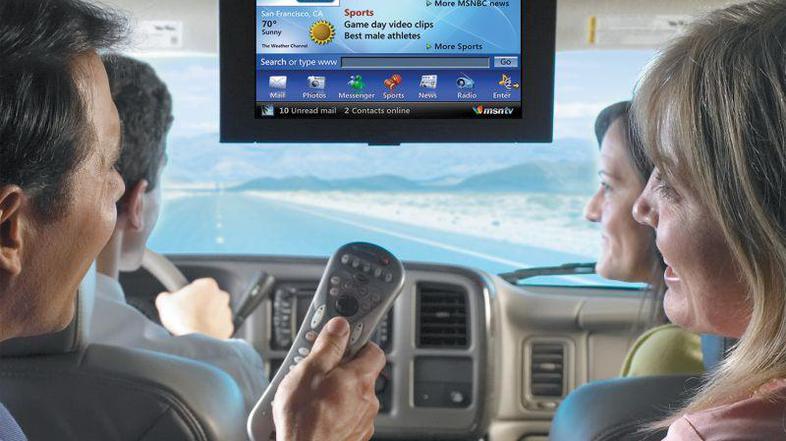 V bližnji prihodnosti bomo lahko tudi v avtomobilih uporabljali internet. (Foto: