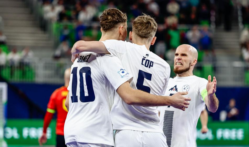 Slovenci v peklu Stožic po pravem trilerju do prve zmage