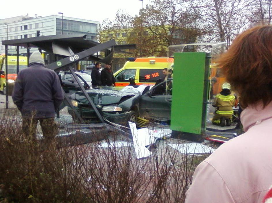 V nesreči je bila hudo telesno poškodovana 54-letna ženska, ki je šla peš mimo a