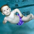 Dojenčki uživajo v prostem gibanju v toplem in prijetnem okolju bazenu.