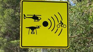 Prometni znak v Španiji za nadzor prometa iz zraka