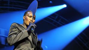 Grace Jones je znana po svoji ekstravaganstnosti, ki pa jo zameri mlajši kolegic