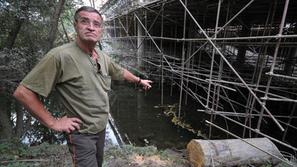 Andreja Zorca srbi, da bi zaradi gradbenih odrov hitreje poplavilo.