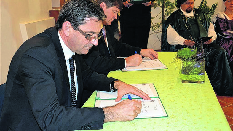 Miljenko Muha, predsednik uprave Kostaka, in župan Franc Bogovič ob podpisu pogo