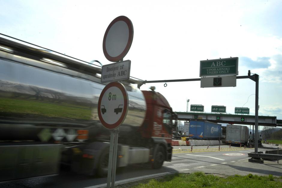 slovenija 17.04.13, ABC, cestninska postaja Log, Log, cestnina, daljinsko placev | Avtor: Anže Petkovšek