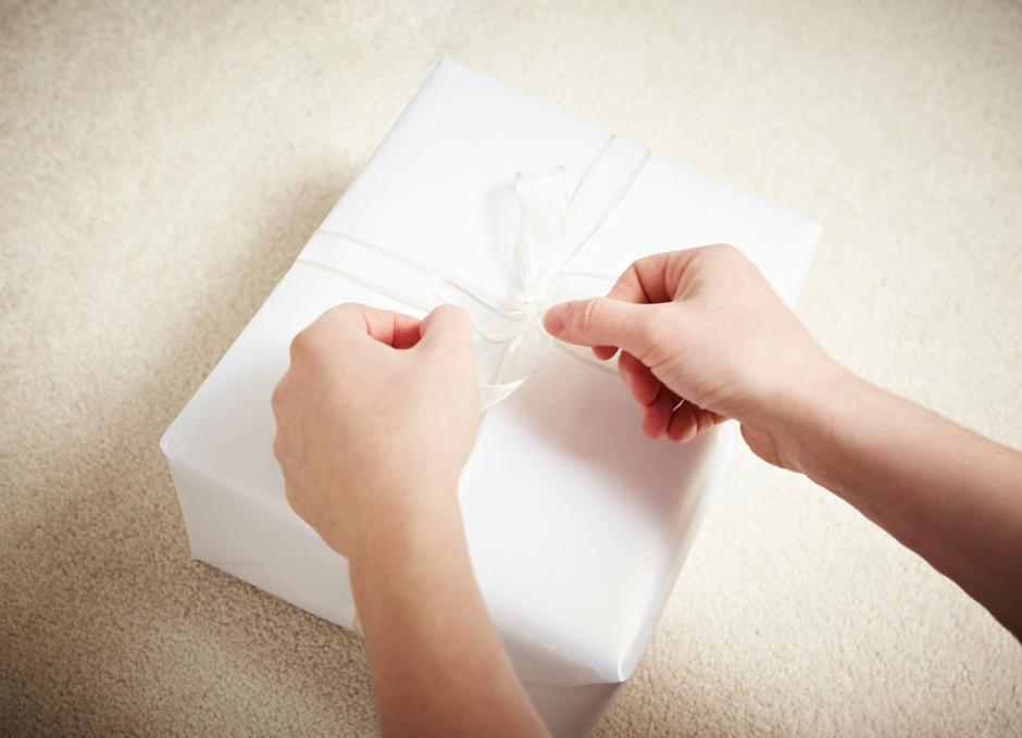 Poslovna darila, darilo, obdarovanje | Avtor: Profimedia