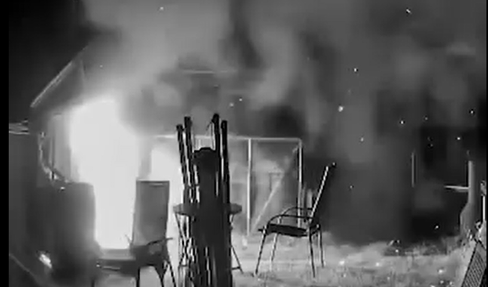 Močno je počilo, lopa je v hipu zagorela