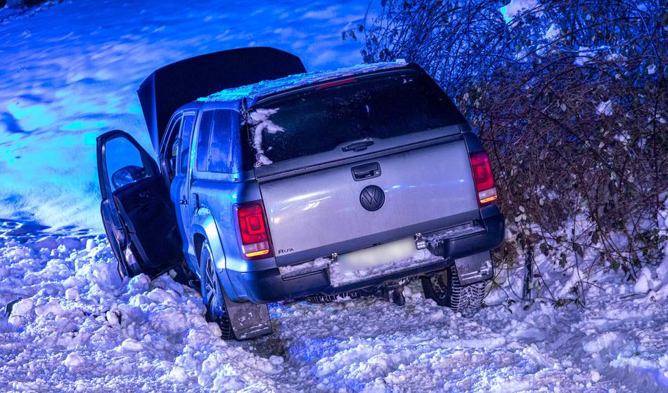 Z letnimi pnevmatikami skozi gorski prelaz: Povzročil tri nesreče