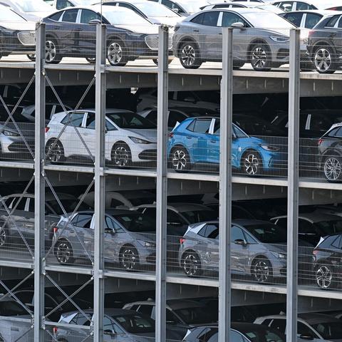 Parkirišče novi avti električni avtomobili proizvodnja