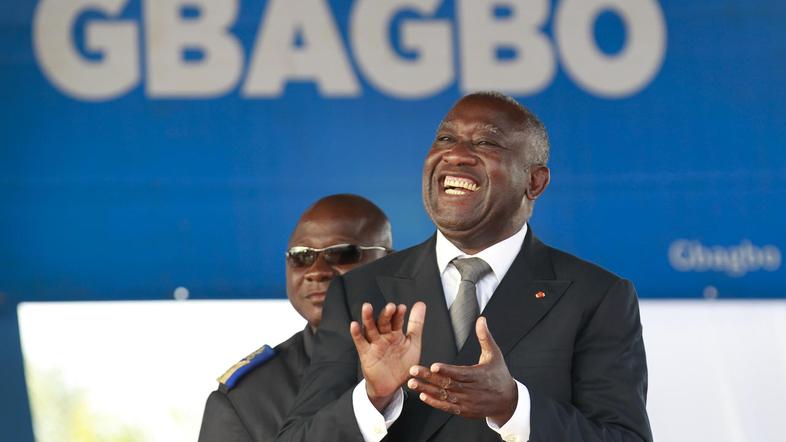 Gbagbo, ki bi včeraj moral poleteti proti Slonokoščeni obali, ostaja v Švici, po