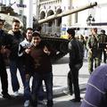 Poziranje pred tanki v glavnem mestu Tunis. (Foto: Reuters)