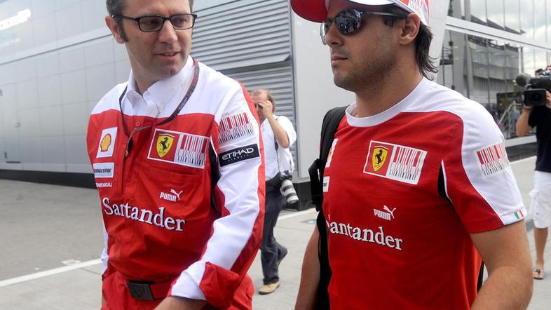 Stefano Domenicali vsaj navzven dejstvu, da njegov dirkač Fernando Alonso vodi v