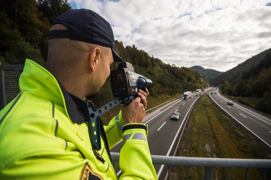 Avtocestna policija radar merilnik merjenje hitrosti varnostna razdalja | Avtor: Anže Petkovšek