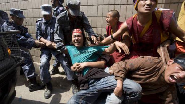 Po protestih v Tibetu, ki jih je nasilno zatrla kitajska policija, se je za več 