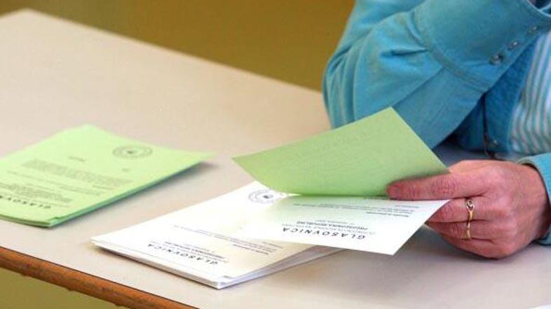 V tujino je odromalo 48.459 glasovnic.